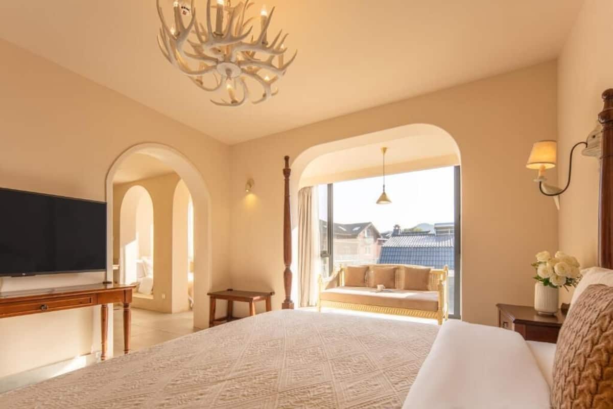Camera familiare con letto matrimoniale o 2 letti singoli, vista collina | Tende oscuranti, insonorizzazione, ferro/asse da stiro, Wi-Fi gratuito