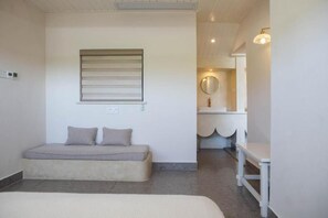 Chambre Familiale Double ou avec lits jumeaux, patio, vue colline