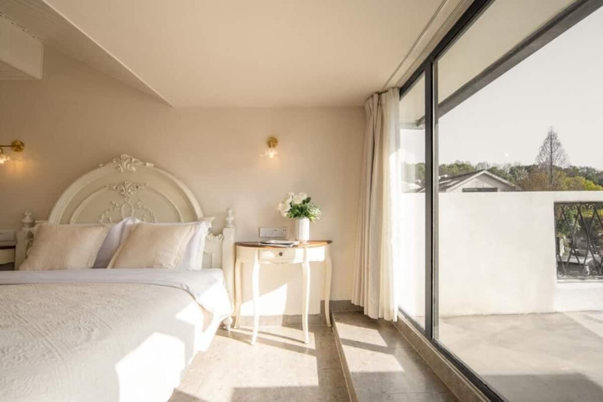 Camera familiare con letto matrimoniale o 2 letti singoli, patio, vista collina | Tende oscuranti, insonorizzazione, ferro/asse da stiro, Wi-Fi gratuito