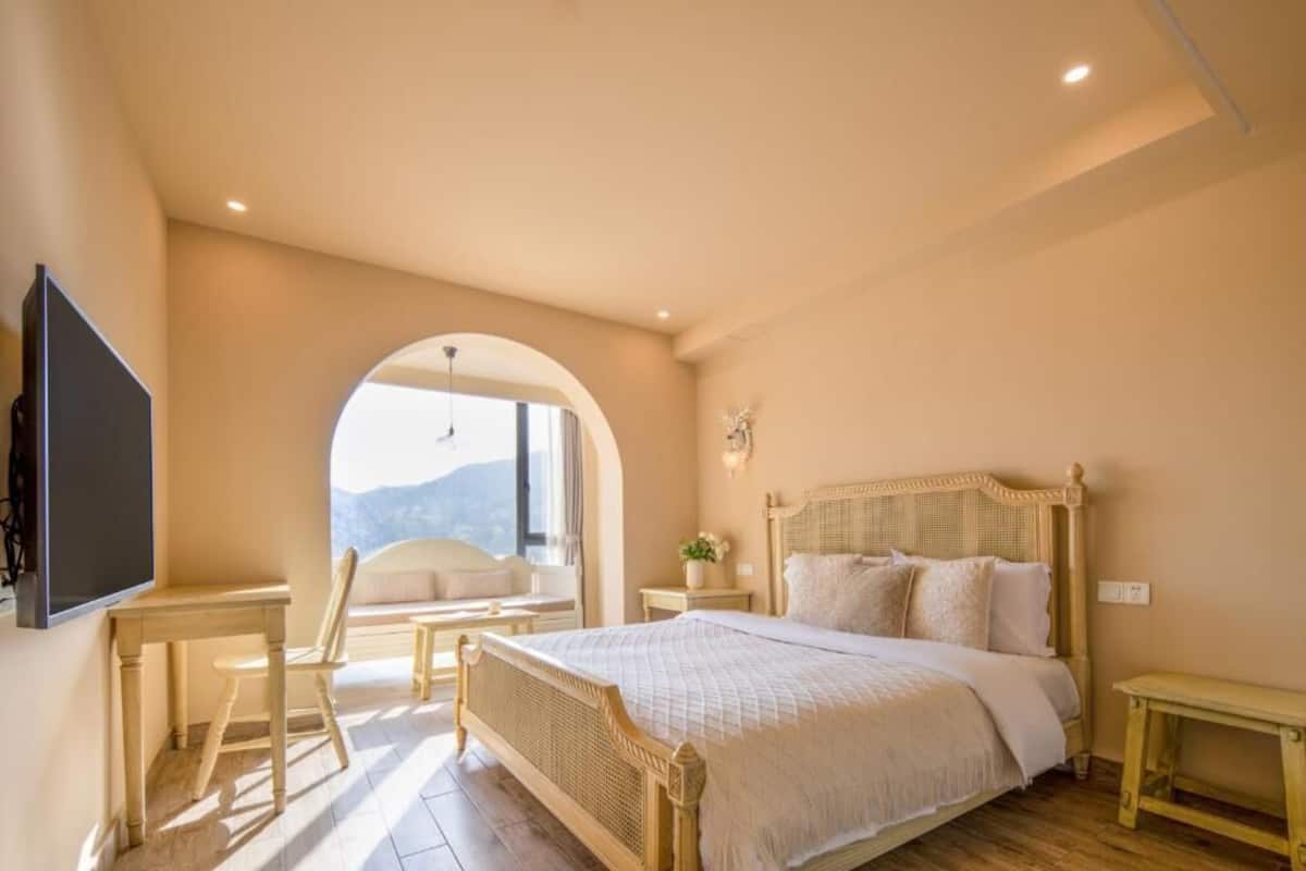 Tripla familiare, vista collina | Tende oscuranti, insonorizzazione, ferro/asse da stiro, Wi-Fi gratuito
