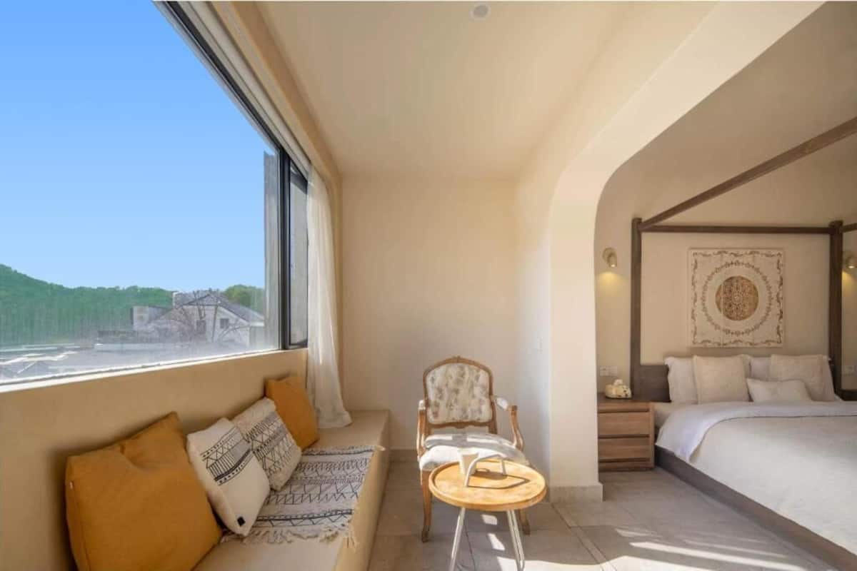 Camera familiare con 2 letti singoli, vista cortile | Tende oscuranti, insonorizzazione, ferro/asse da stiro, Wi-Fi gratuito