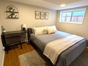 2 bedrooms, WiFi, bed sheets - West Side 2BR Suite | 10 Min walk to Sky Train (Vancouver)