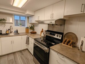 Private kitchen - West Side 2BR Suite | 10 Min walk to Sky Train (Vancouver)