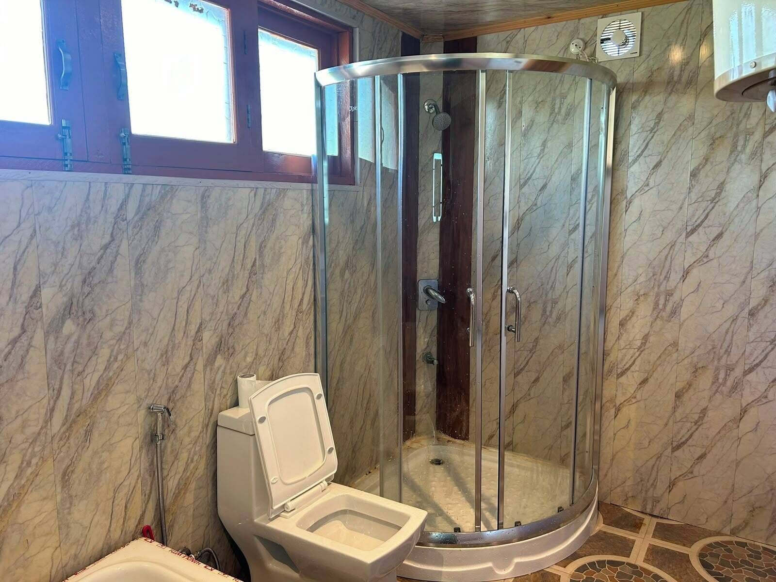 Deluxe Cottage, Lake View | Bathroom | Soap, shampoo, toilet paper