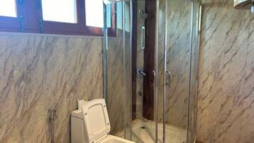 Deluxe Cottage, Lake View | Bathroom | Soap, shampoo, toilet paper
