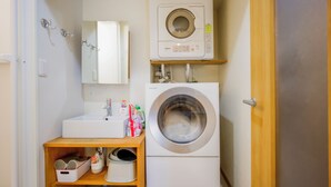 Interior - Glowlight 201 - 4-Bedroom Family Suite - 2-Minute Walk to Kuromon Market (Osaka)