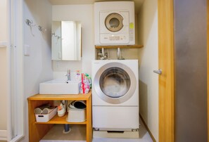 Interior - Glowlight 201 - 4-Bedroom Family Suite - 2-Minute Walk to Kuromon Market (Osaka)