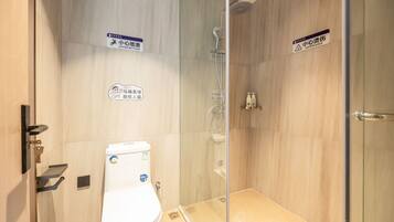 Quarto casal clássico de uso individual | Banheiro | Chuveiro, produtos de toalete grátis, secador de cabelo, chinelos