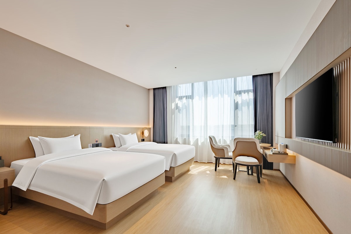 Classic Twin Room | Desk, laptop workspace, blackout drapes, soundproofing