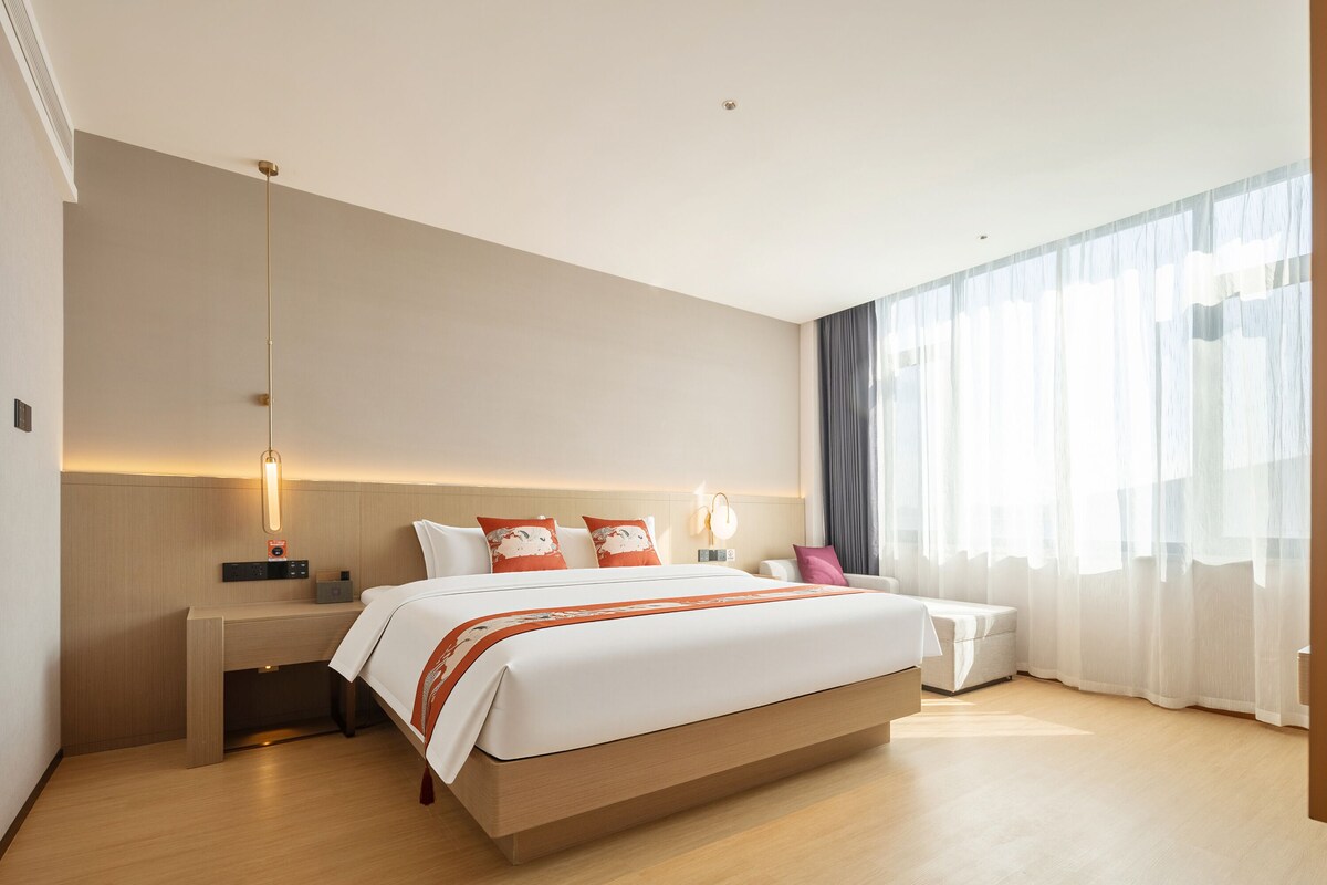 Suite ejecutiva | Escritorio, espacio para trabajar con laptop y cortinas blackout 