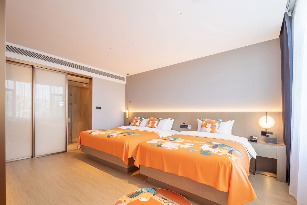 Habitación empresarial | Escritorio, espacio para trabajar con laptop y cortinas blackout 