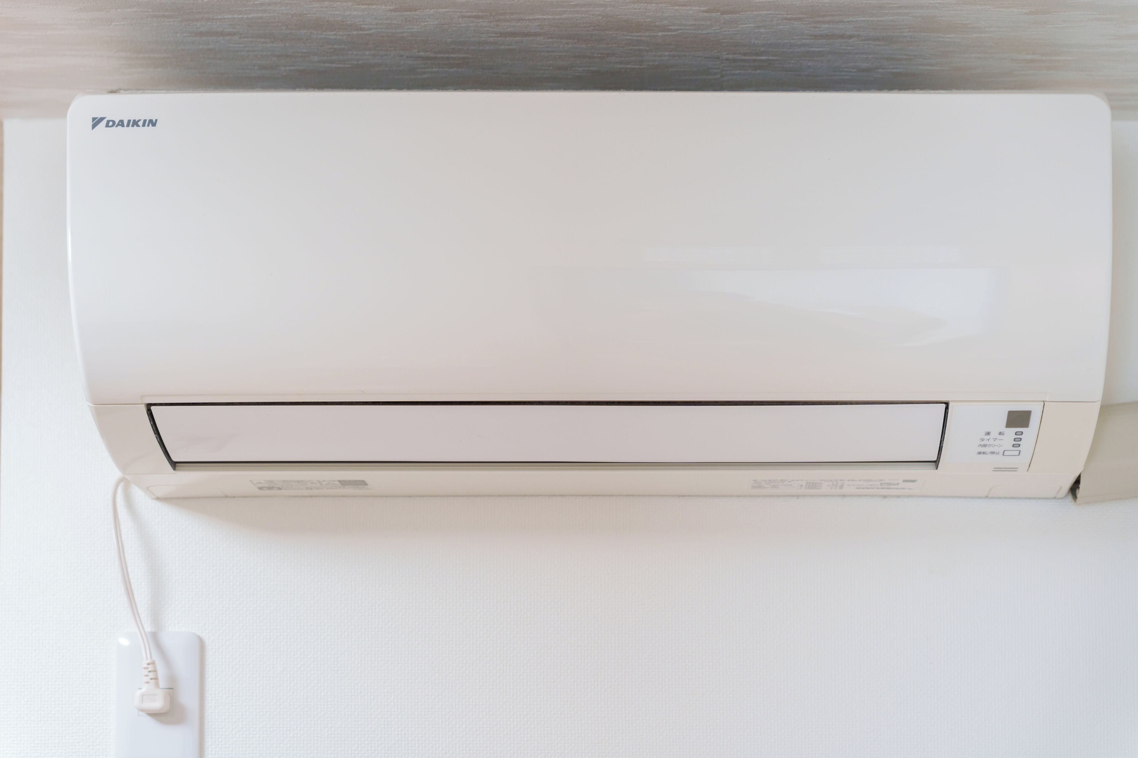 Un equipo de aire acondicionado Daikin blanco montado en una pared.