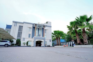 Exterior - Goldys Hotel Banquets & Restaurant (Hisar)