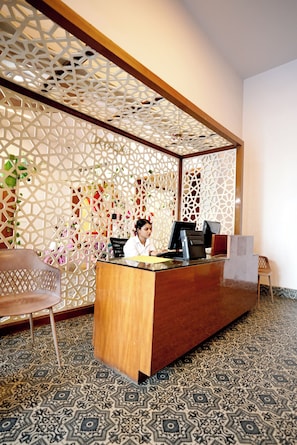 Lobby - Goldys Hotel Banquets & Restaurant (Hisar)