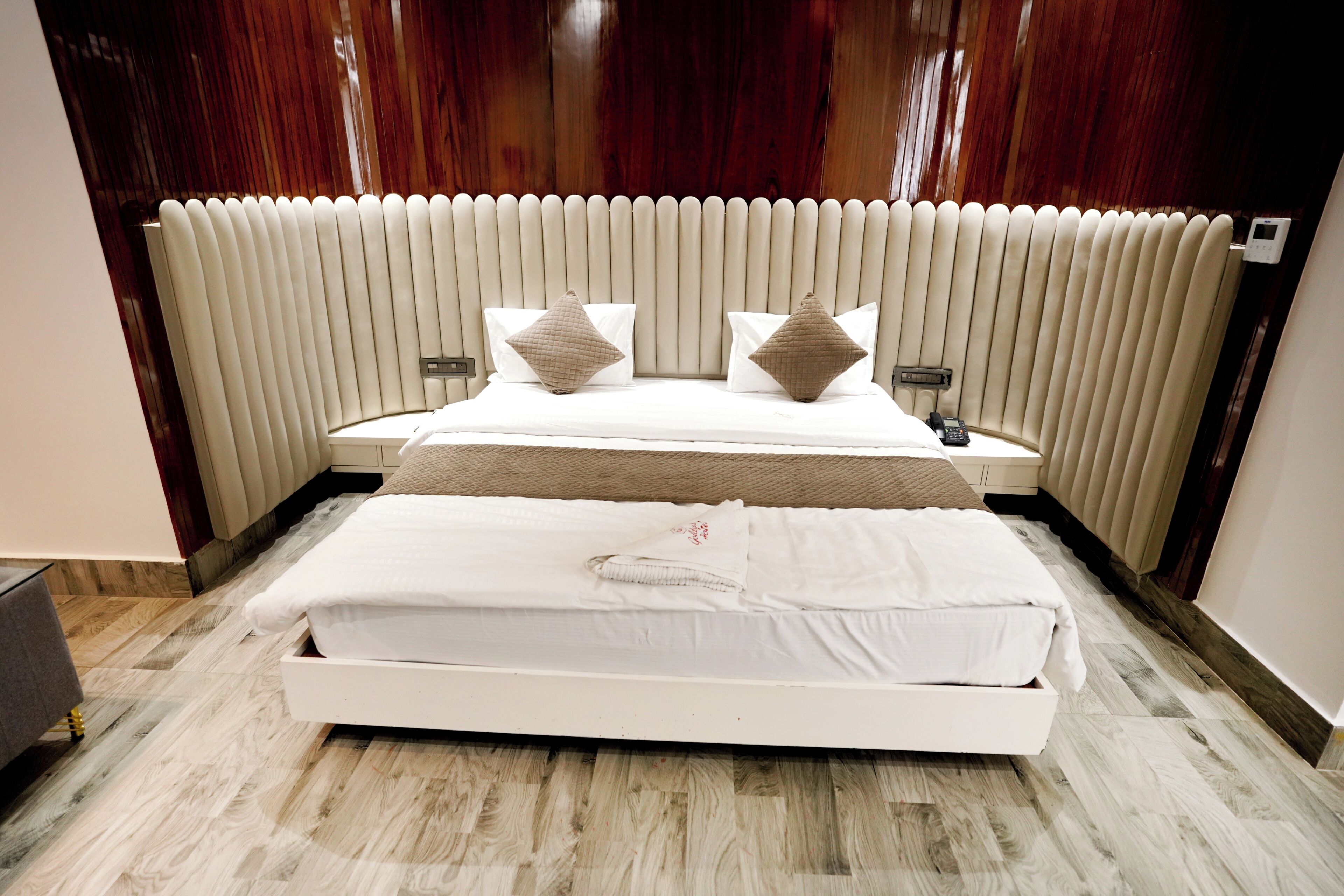 Phòng Suite, 1 giường cỡ king, máy điều hòa | Bàn, màn/rèm cản sáng, phòng cách âm, bàn ủi/dụng cụ ủi quần áo 