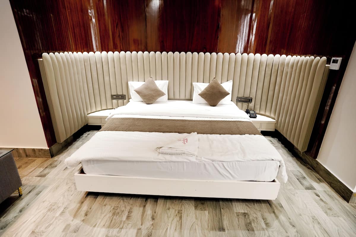 Suite, 1 King Bed, Air conditioning | Desk, blackout curtains, soundproofing, iron/ironing board