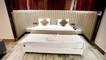 Phòng Suite, 1 giường cỡ king, máy điều hòa | Bàn, màn/rèm cản sáng, phòng cách âm, bàn ủi/dụng cụ ủi quần áo