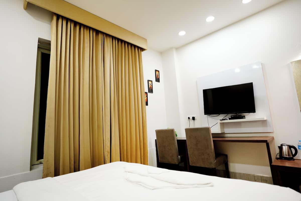 Deluxe Room | Desk, blackout curtains, soundproofing, iron/ironing board