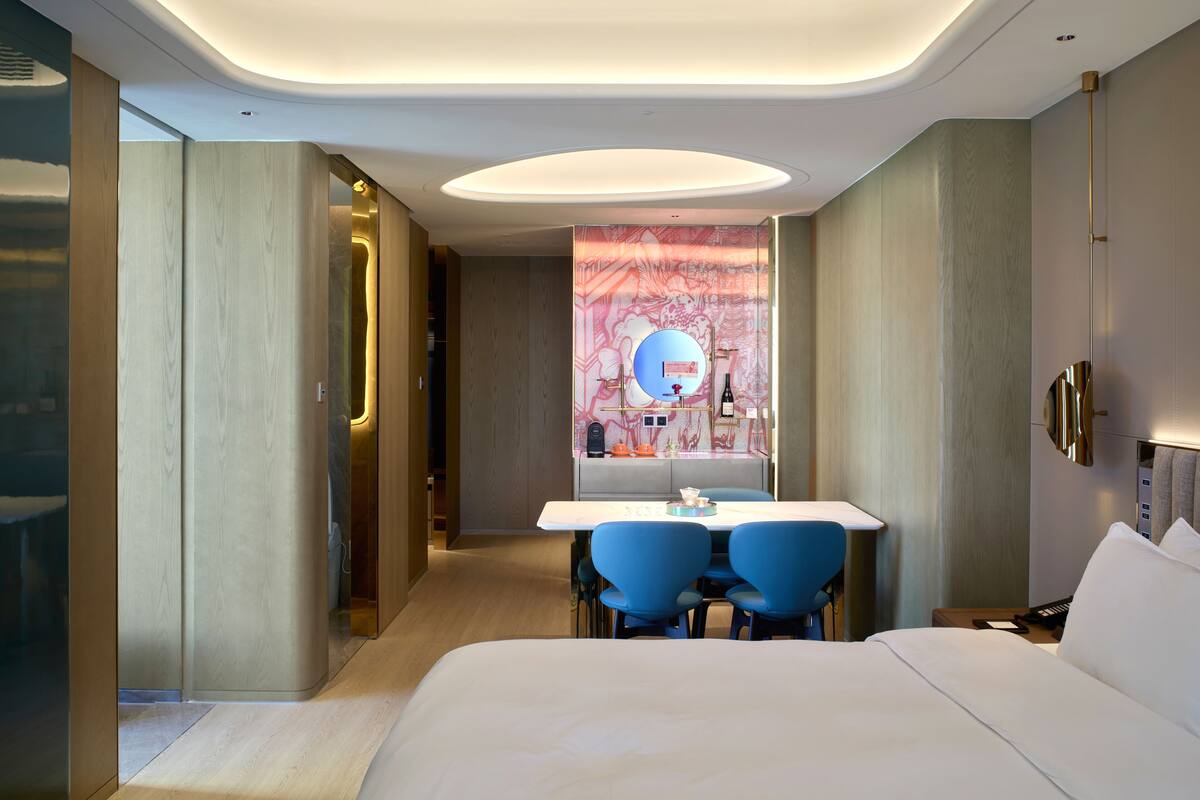 Kamar Double Mewah, 1 Tempat Tidur King, kamar mandi pribadi, pemandangan kota | Brankas, ruang kerja ramah laptop, dan tirai kedap cahaya