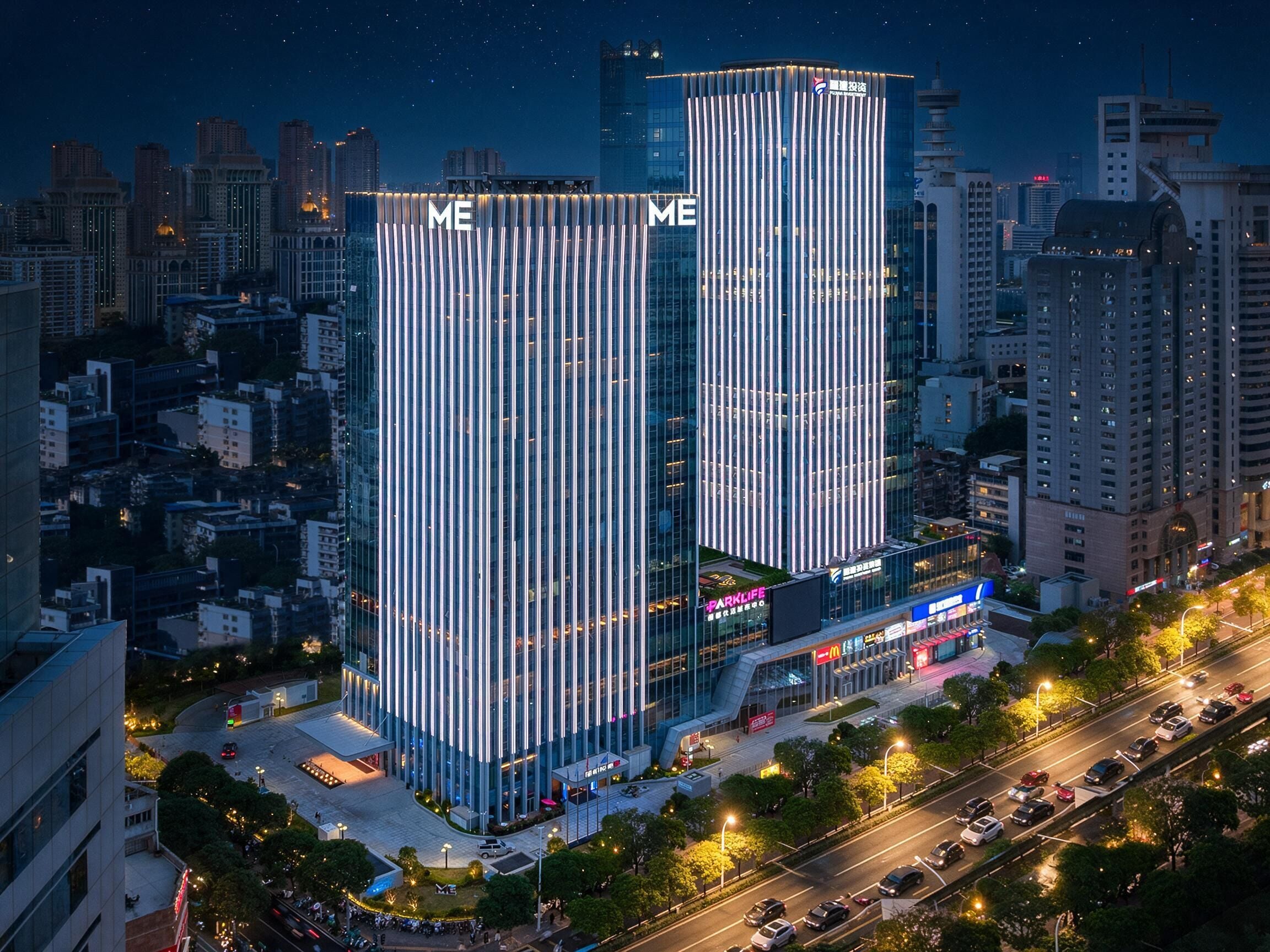 Un moderno edificio de gran altura con líneas verticales y señalización iluminada, rodeado de un paisaje urbano nocturno.