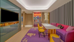 Luxury Studio Suite, 1 King Bed, Private Bathroom, City View | Lobby