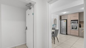 Eine moderne Küche mit Kühlschrank, Mikrowelle und Backofen.
