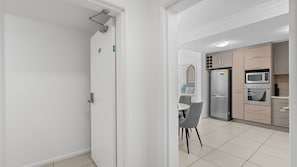 Eine moderne Küche mit Kühlschrank, Mikrowelle und Backofen.