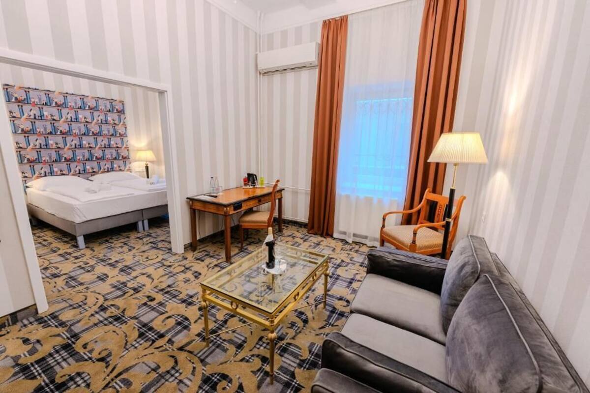 Grand-Suite, Blick auf den Innenhof | Allergikerbettwaren, Schreibtisch, laptopgeeigneter Arbeitsplatz