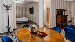 Suite presidencial, balcón, vista al patio | Restaurantes