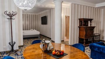 Suite Presidenziale, balcone, vista cortile | Pasti