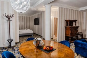 Presidential-Suite, Balkon, Blick auf den Innenhof | Speisen