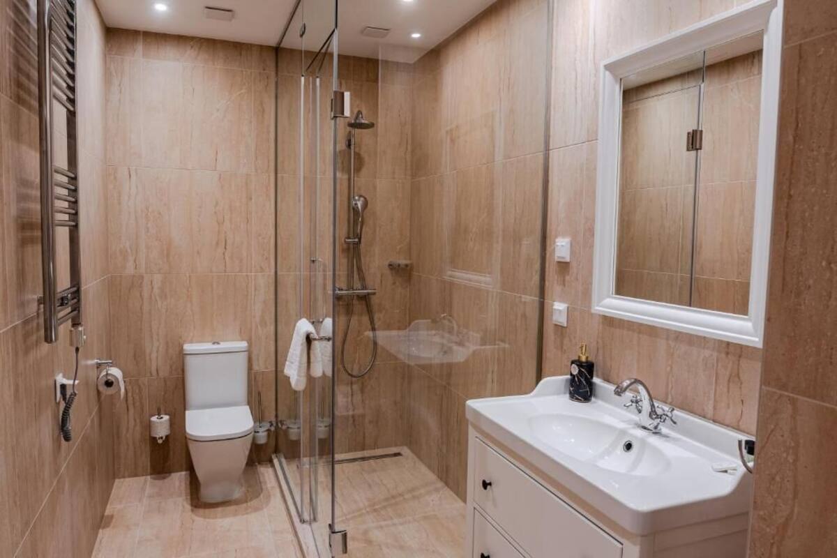 Executive-Suite, Blick auf den Innenhof | Badezimmer | Dusche, Haartrockner, Bademäntel, Hausschuhe
