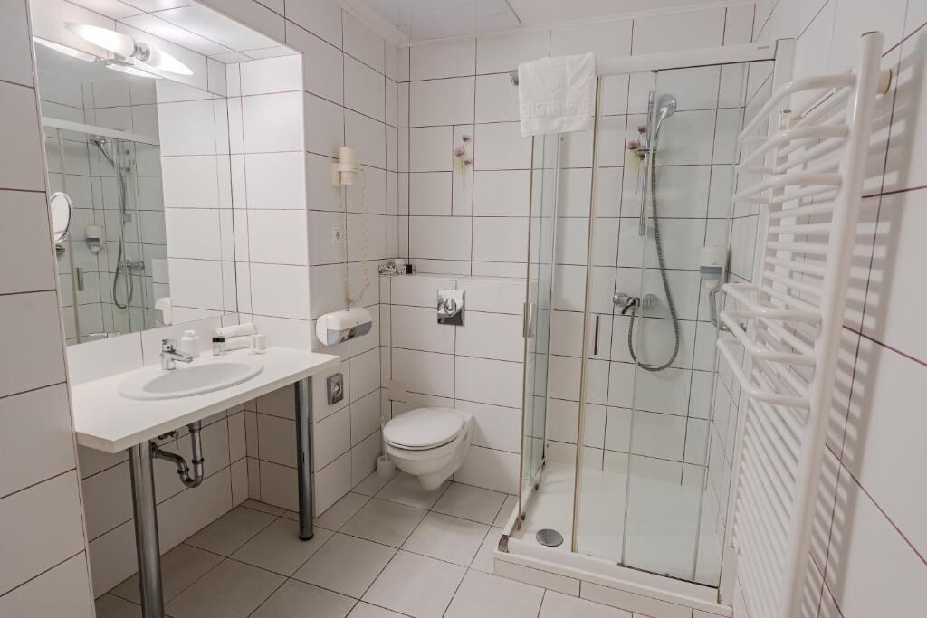 Deluxe Double or Twin Room, City View | Bathroom