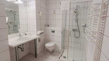 Deluxe Double or Twin Room, City View | Bathroom