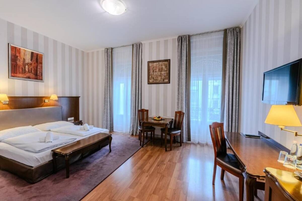 Deluxe-Doppel- oder -Zweibettzimmer, Stadtblick | Allergikerbettwaren, Schreibtisch, laptopgeeigneter Arbeitsplatz