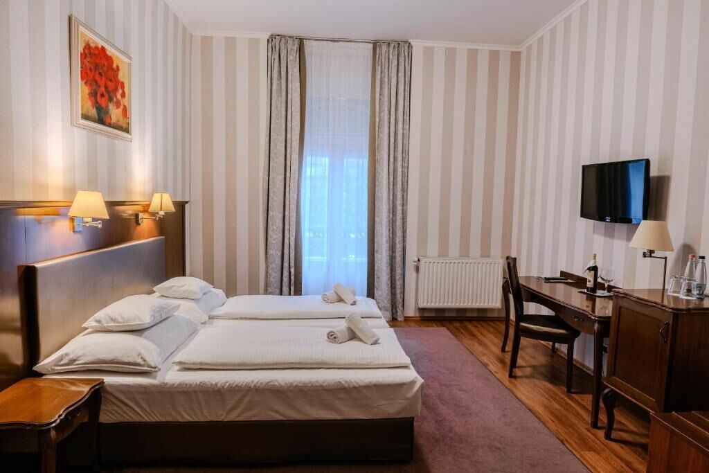 Camera Deluxe con letto matrimoniale o 2 letti singoli, balcone, vista città | Biancheria da letto ipoallergenica, una scrivania, postazione laptop