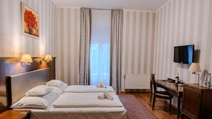 Habitación Deluxe con 1 cama matrimonial o 2 individuales, balcón, vista a la ciudad | Ropa de cama hipoalergénica y escritorio 