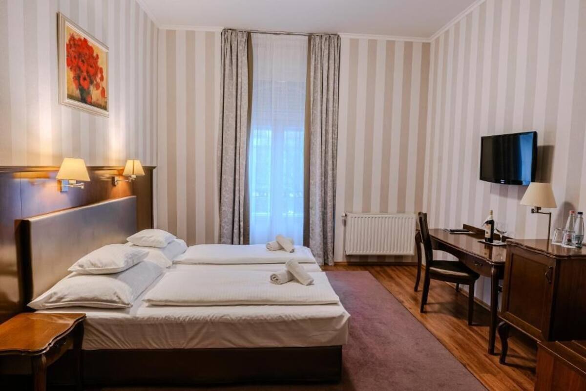 Deluxe-Doppel- oder -Zweibettzimmer, Balkon, Stadtblick | Allergikerbettwaren, Schreibtisch, laptopgeeigneter Arbeitsplatz