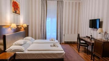 Camera Deluxe con letto matrimoniale o 2 letti singoli, balcone, vista città | Biancheria da letto ipoallergenica, una scrivania, postazione laptop