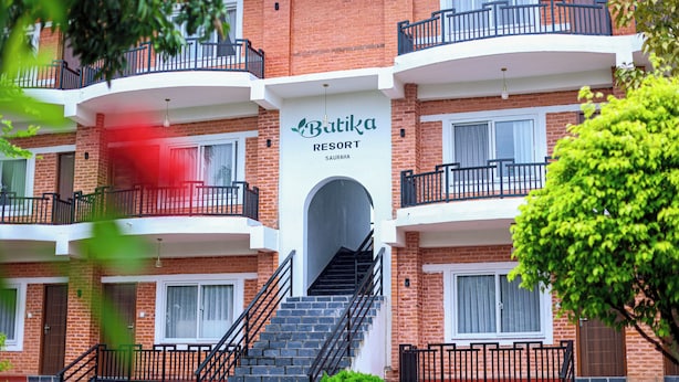 Un edificio de varios pisos con un letrero que dice 'Batik Resort'.