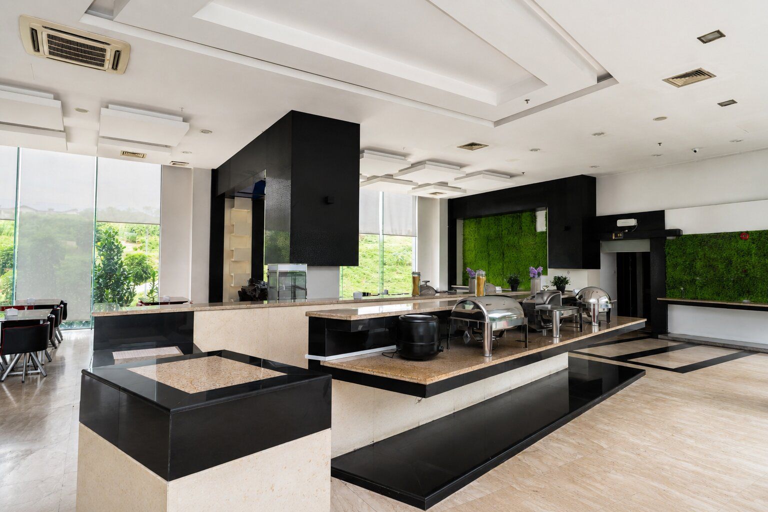Cocina moderna con una isla central, electrodomésticos integrados y vistas al exterior.
