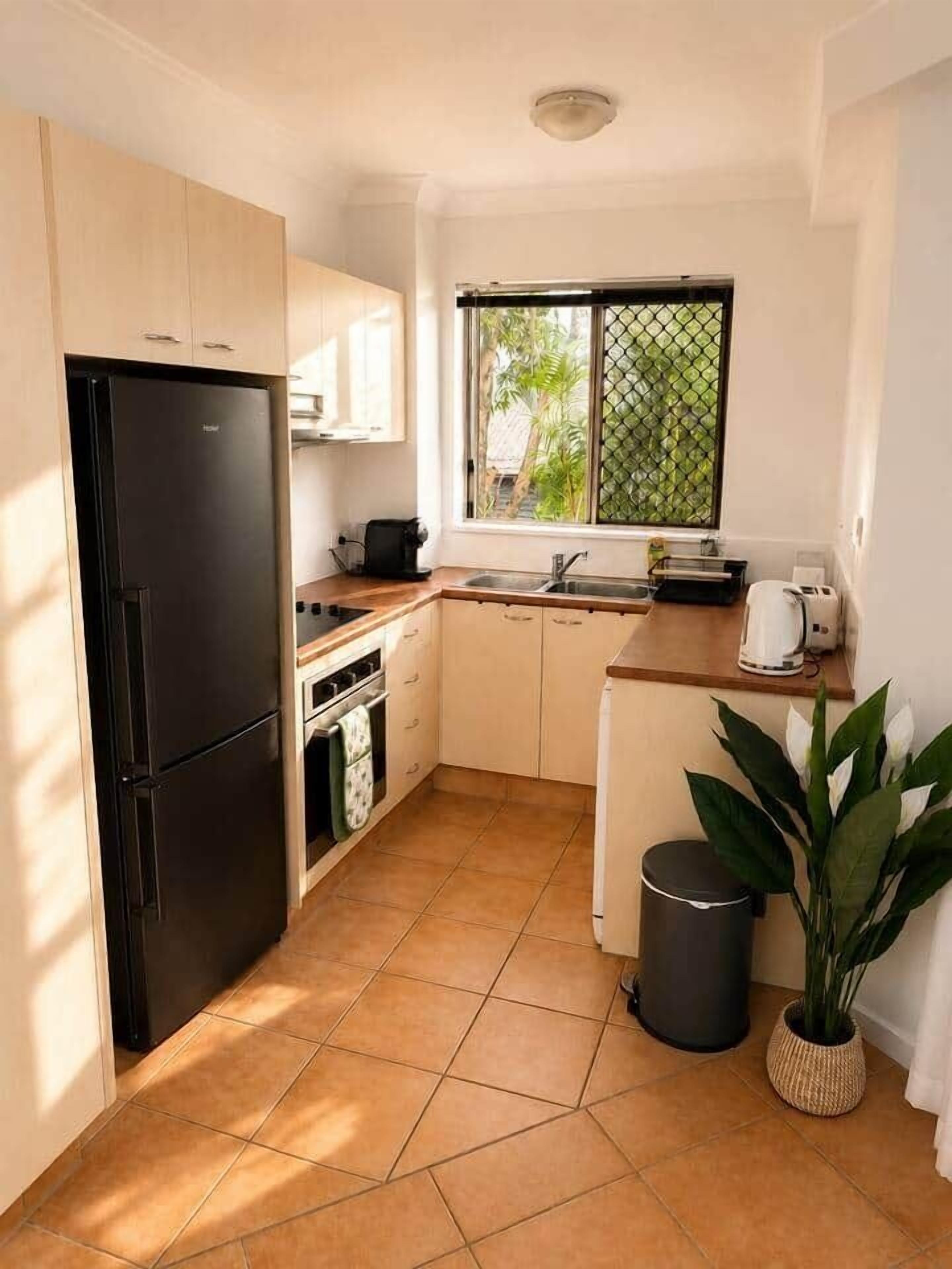 Coffee/tea maker, fridge, microwave, oven