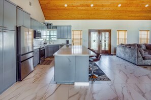 Private kitchen - Gated Ranch Retreat Near Lakes & Frisco (Cross Roads)