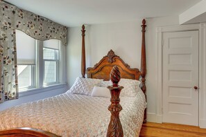 7 bedrooms, desk, iron/ironing board, Internet - Walk to Beach & Oceanside Trails! Family Retreat (York)