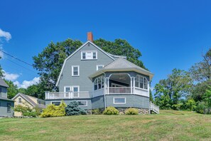 Exterior - Walk to Beach & Oceanside Trails! Family Retreat (York)