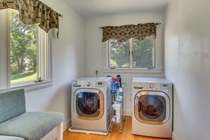 Interior - Walk to Beach & Oceanside Trails! Family Retreat (York)