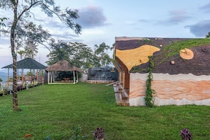 Property grounds - Alaya stays Jai hill 4 Room Cottage (Munnnar)