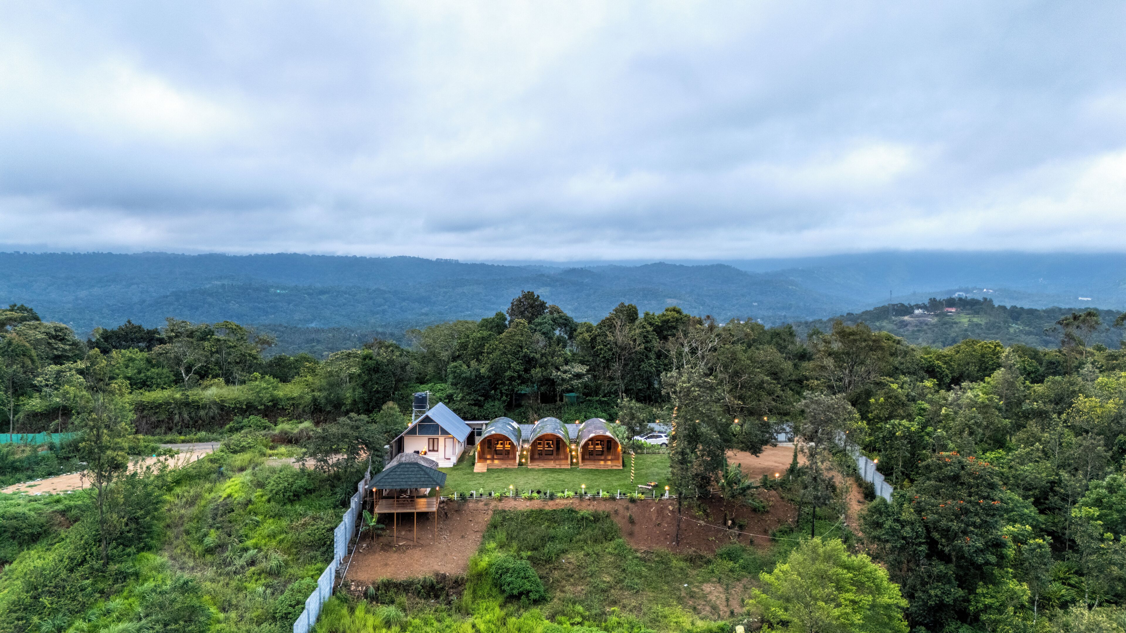 A house with a garden and a view of the surrounding forest.