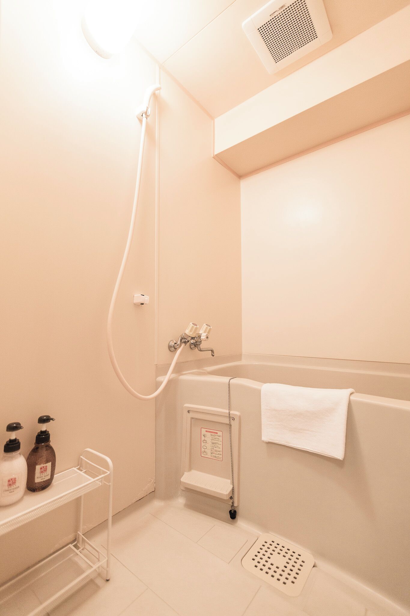 Bañera con ducha, secador de pelo, pantuflas, toallas