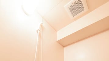 Bañera con ducha, secador de pelo, pantuflas, toallas